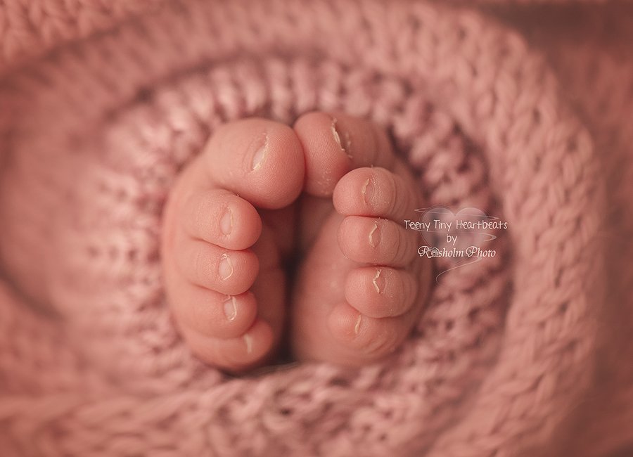 nærbillede af nyfødtes fødder