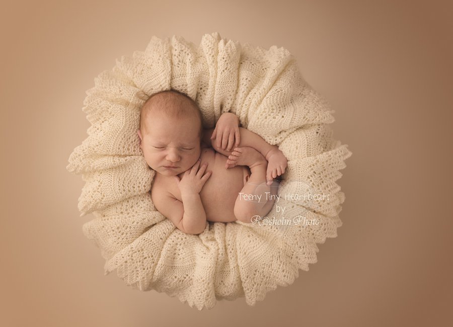 baby billede af sovende nyfødt i kurv på ryggen med det royale tæppe