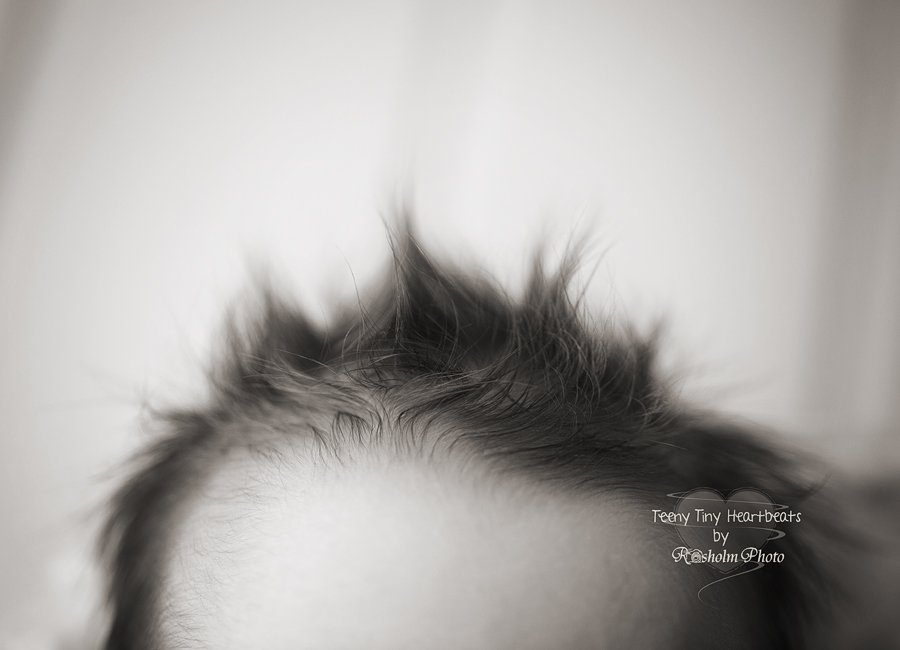 Nærbillede af nyfødt hår i sort hvid fotograferet af Teeny Tiny Heartbeats