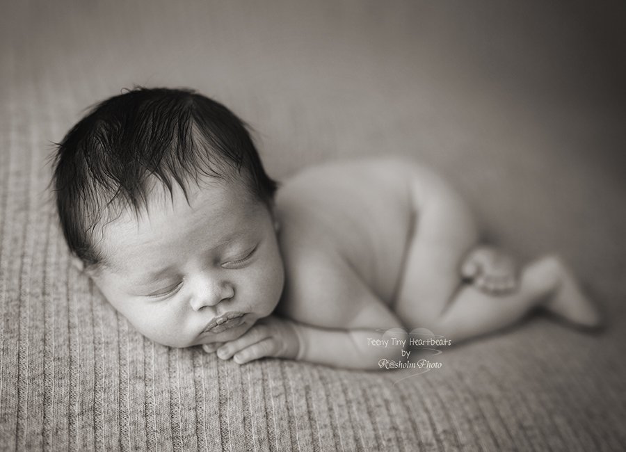 nyfødt dreng billede i sort hvid