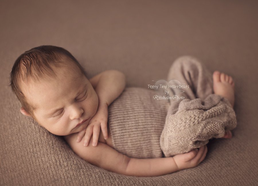 Billede af nyfødt dreng liggende på ryggen på et brunt tæppe med brune bukser foto af fotograf Teeny Tiny Heartbeats