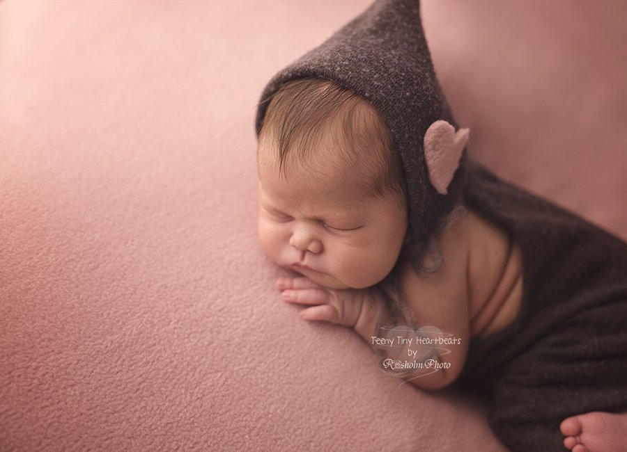 nyfødt pige sovende på lyserødt tæppe fotograferet i silkeborg