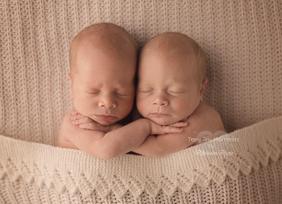 billede af tvillinge nyfødte taget oppefra