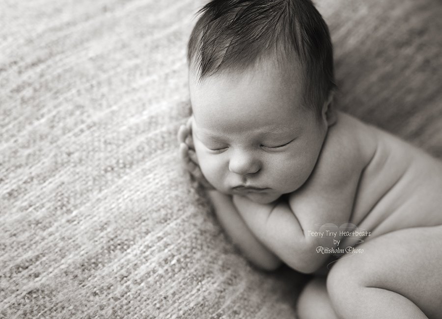 sh nyfødt sovende på siden på tæppe