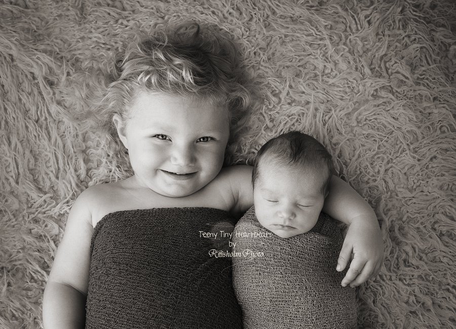 Søskende fotograferet oppefra af fotograf Teeny Tiny Heartbeats