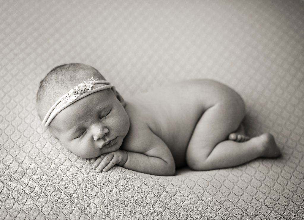 baby pige fotograferet som nyfødt I sort hvid