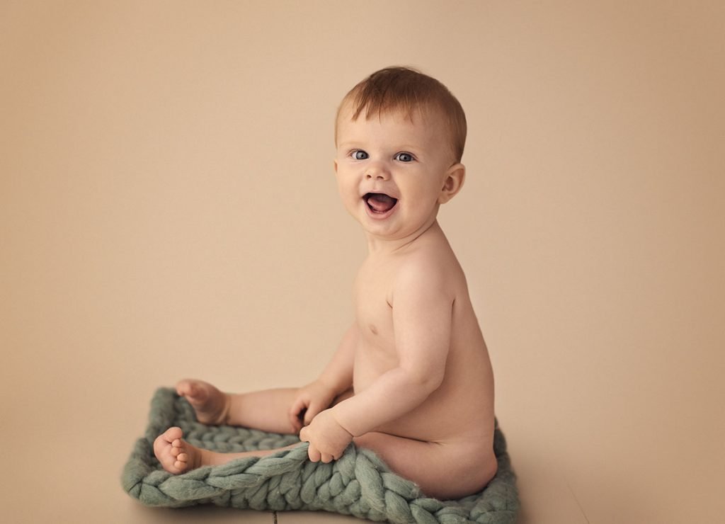 foto af baby på et tæppe